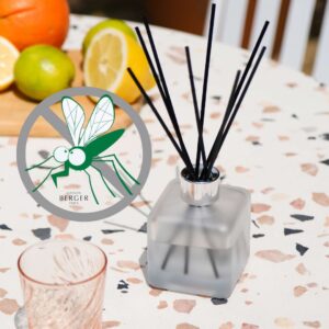 Abgebildet ist ein Reed-Diffuser; auch Duftstäbchen genannt von Maison Berger, daneben ein Logo welches eine durchgestrichene Mücke aufweist; es soll Anti-Mücke bedeuten.