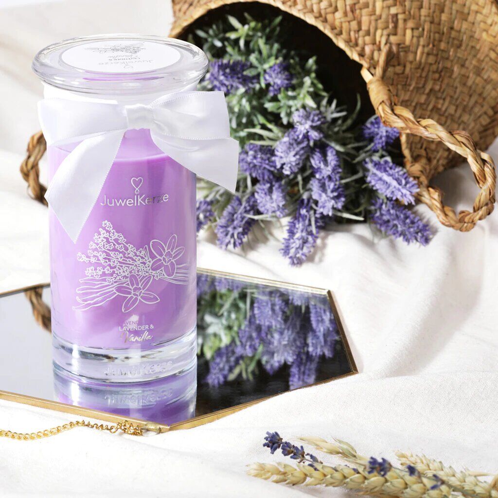 853e93ac9f57600f7968b2dd343ac66ea8d30d67_lavender_and_vanilla_jewelcandle_gallery_image_2_DE_1024x10241 Fresh Lavender & Vanilla (Ohrringe) 400g