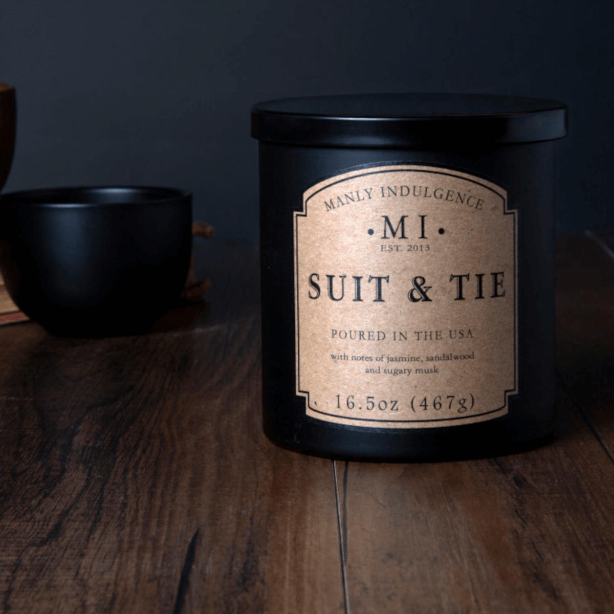 CC109313_Lifestyle Duftkerze Suit & Tie - 467g