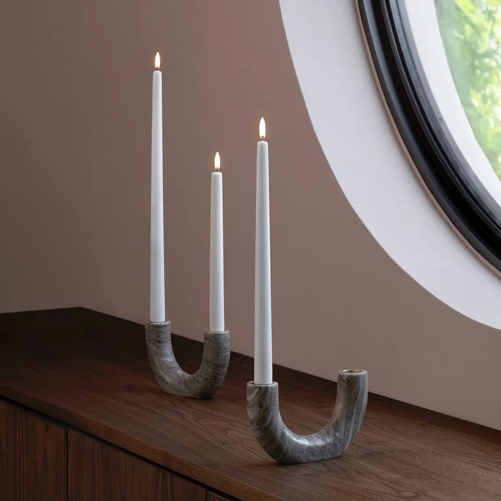 Piffany LED Spitzkerzen Nordic White, glatt, 2er-Set, 2,3x25cm Kerzenhalter, Marmore, Stein, gebogen, Kerzen
