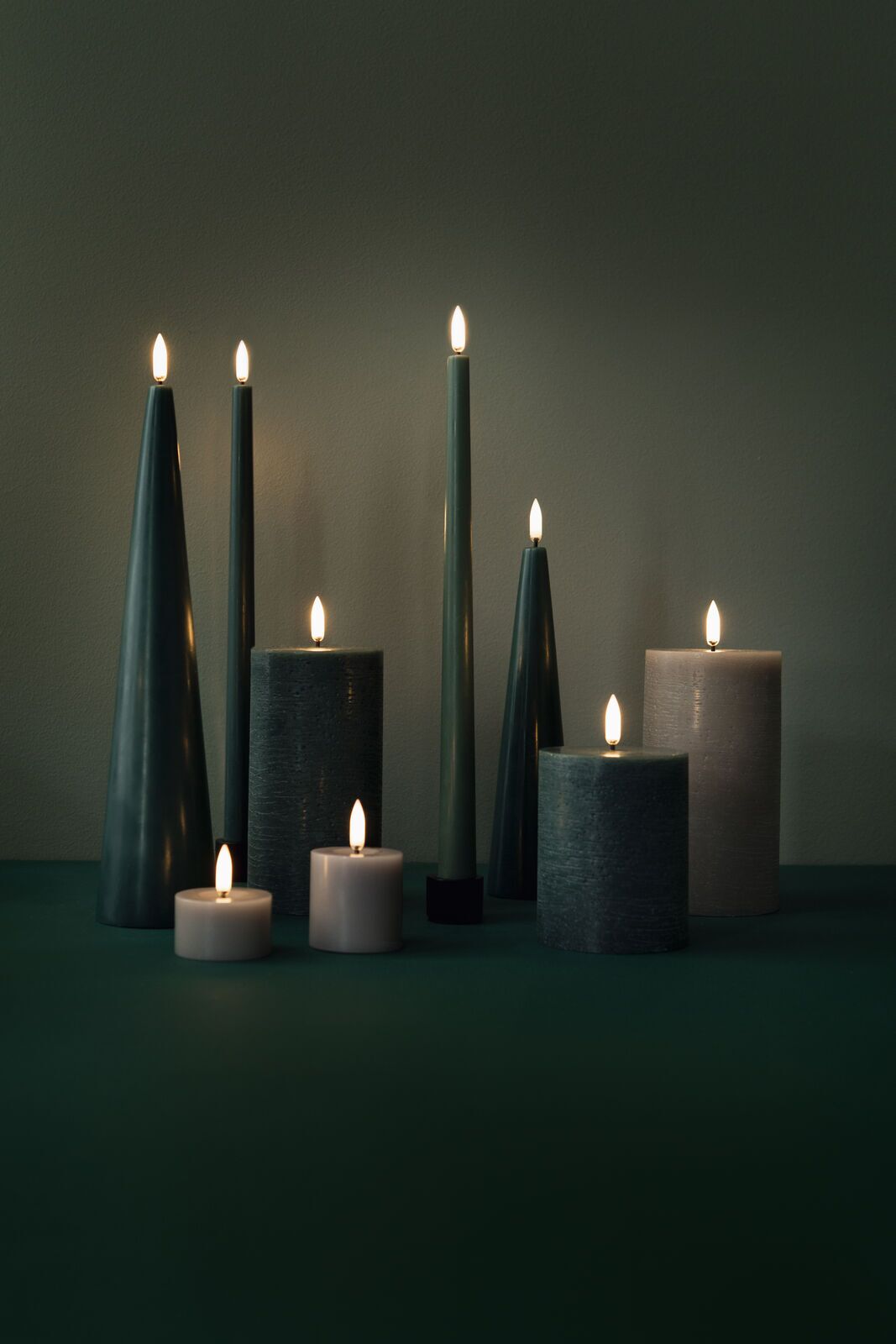 Uyuni-UL-PI-SAM0503-UL-SAM0505-UL-PI-PG78010-UL-TA-PG-02332-2-UL-CO-PG07030-Cone-Candles-medium Uyuni LED Cone Candle 21,5cm Pine Green