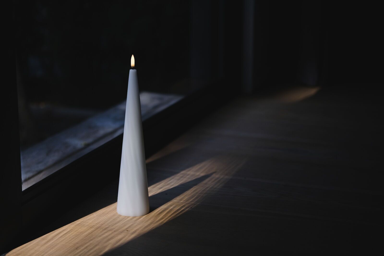 Uyuni LED Cone Candle 21,5 cm nordic white
