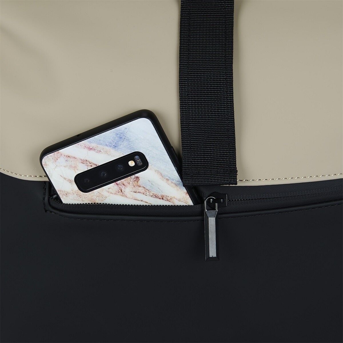 04DBED9AE5B43016E6621573E97CF48A64BE38FE Fane - Montgomery Rolltop Rucksack 18L schwarz/beige