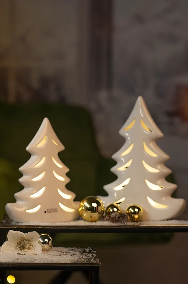 Weihnachtsbaum Tiana LED 23cm cremeweiß white ceramic trees, christmas decor, gold ornaments, snowy surface, plateau display