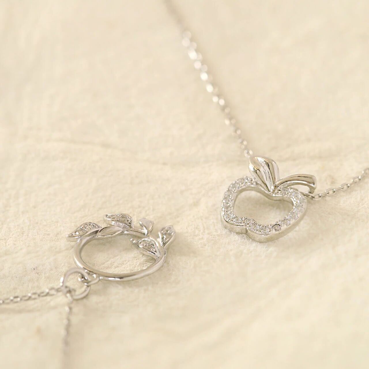 01c5eff346d7079ba81d547c75b674b44254dd80_sweet_iggy_scented_candle_with_jewel_jewelcandle_jewellery_gallery_picture_2_c07975bb-6a45-4951-b45a-b82563f04e86 The Sweet Iggy (Halskette) 400g