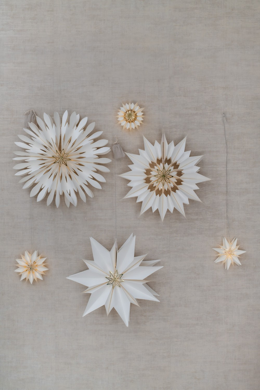 Papierstern, Sternenornament, Aufhängedeko, Origami-Stil, Weißes Ornament
