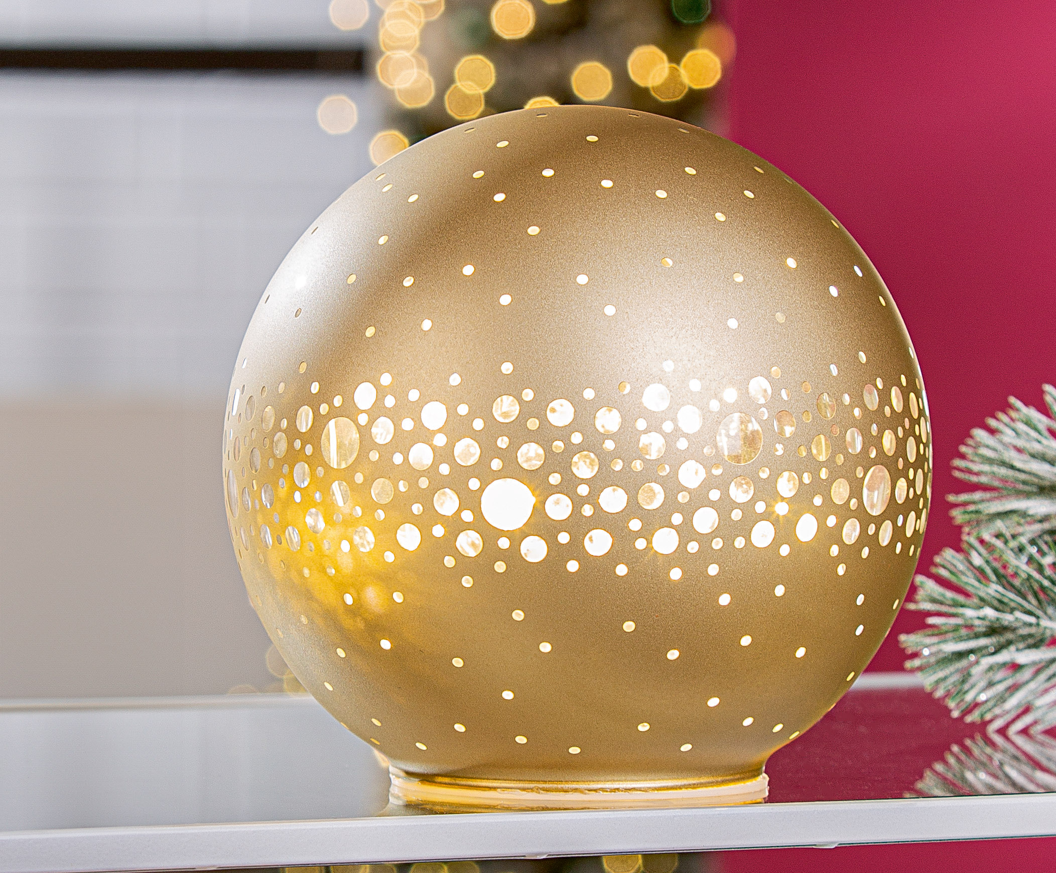 Lichtkugel Fiora Gold 15cm Weihnachtsdekoration, Goldfarbige Kugel, Lampe, Lochmuster, Baumkugel