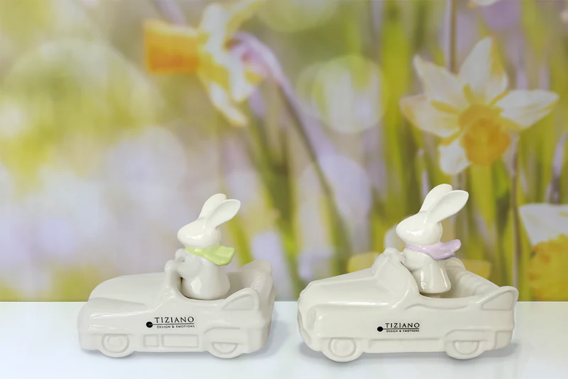 Hase Albano im Auto mit Schal 12,5cm