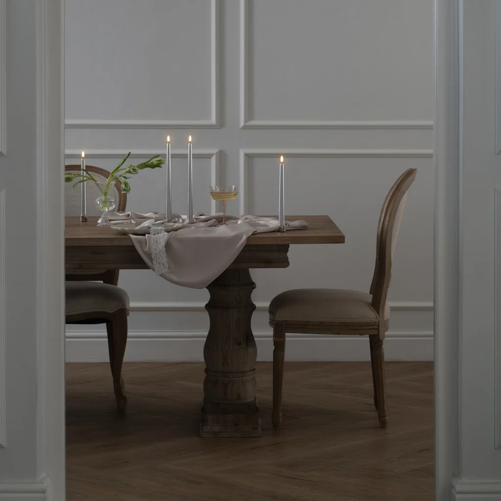 Esstisch, Holztisch, Kerzen, Stuhlpaar, Tischdeko
