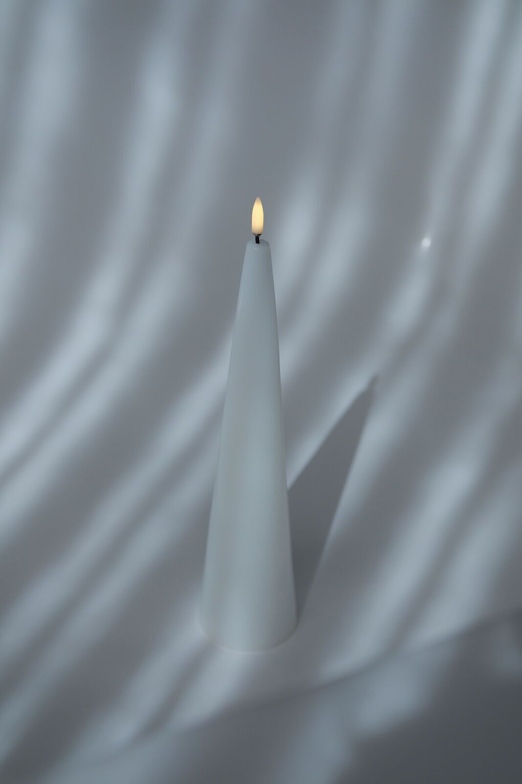 Cone-Candle-with-White-Background-medium Uyuni LED Cone Candle 21,5 cm nordic white
