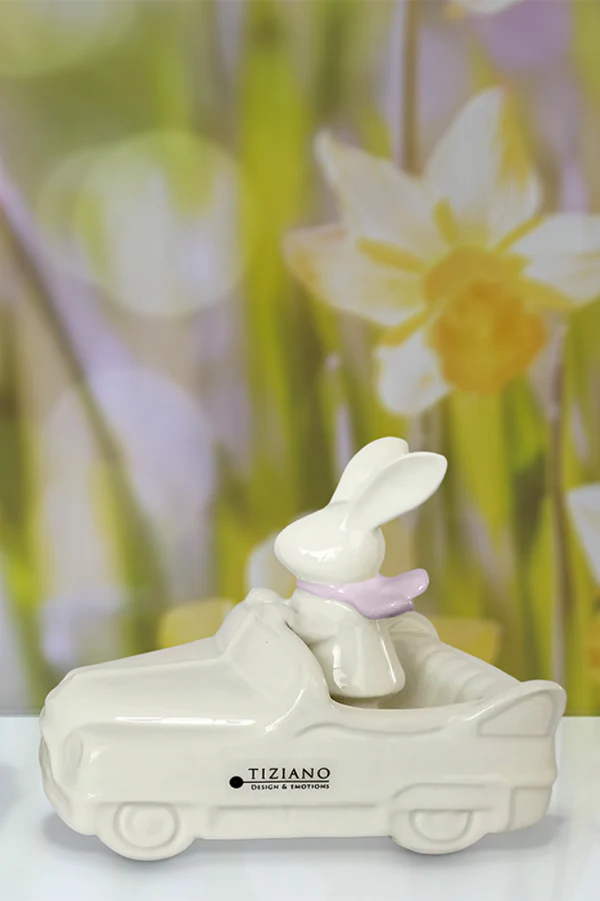 Hase Albano im Auto mit Schal 15,5cm Hase Albano im Auto mit Schal 15,5cm