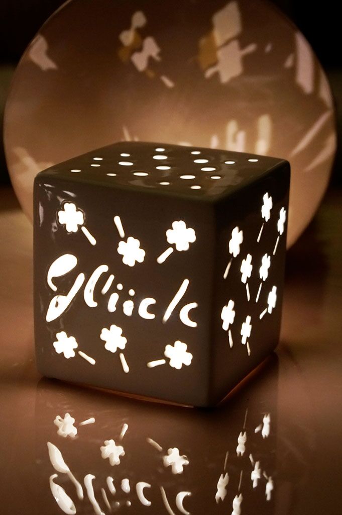 padova-wuerfel-led-glueck-dunkel-licht Würfel Tuardo 9cm Glück LED creme