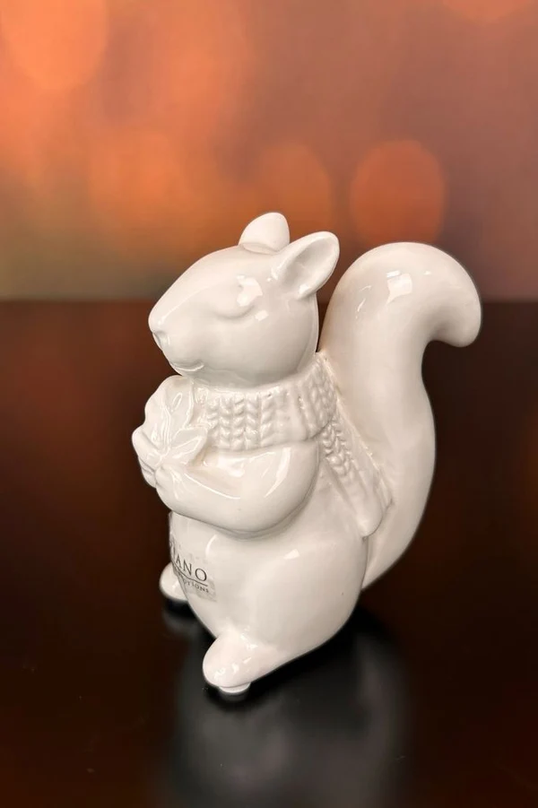 Eichhörnchen Robert mit Schal 12cm cremeweiß Eichhörnchenfigur, Weiße Keramik, Schal-Detail, Hält Objekt, Dekorative Statue
