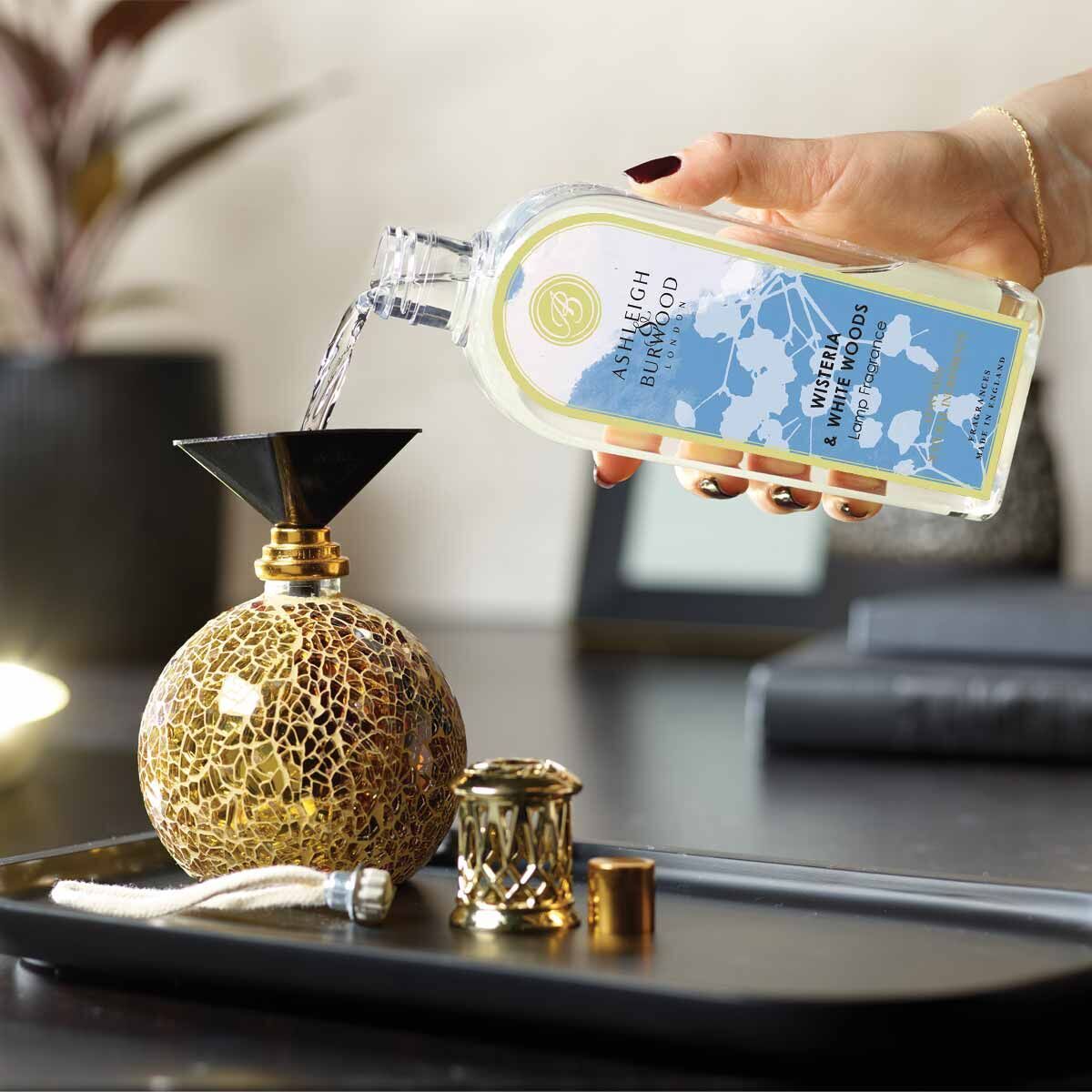 Wisteria & White Woods 500ml Duftlampenöl Nachfüller Wisteria & White Woods 500ml Duftlampenöl Nachfüller