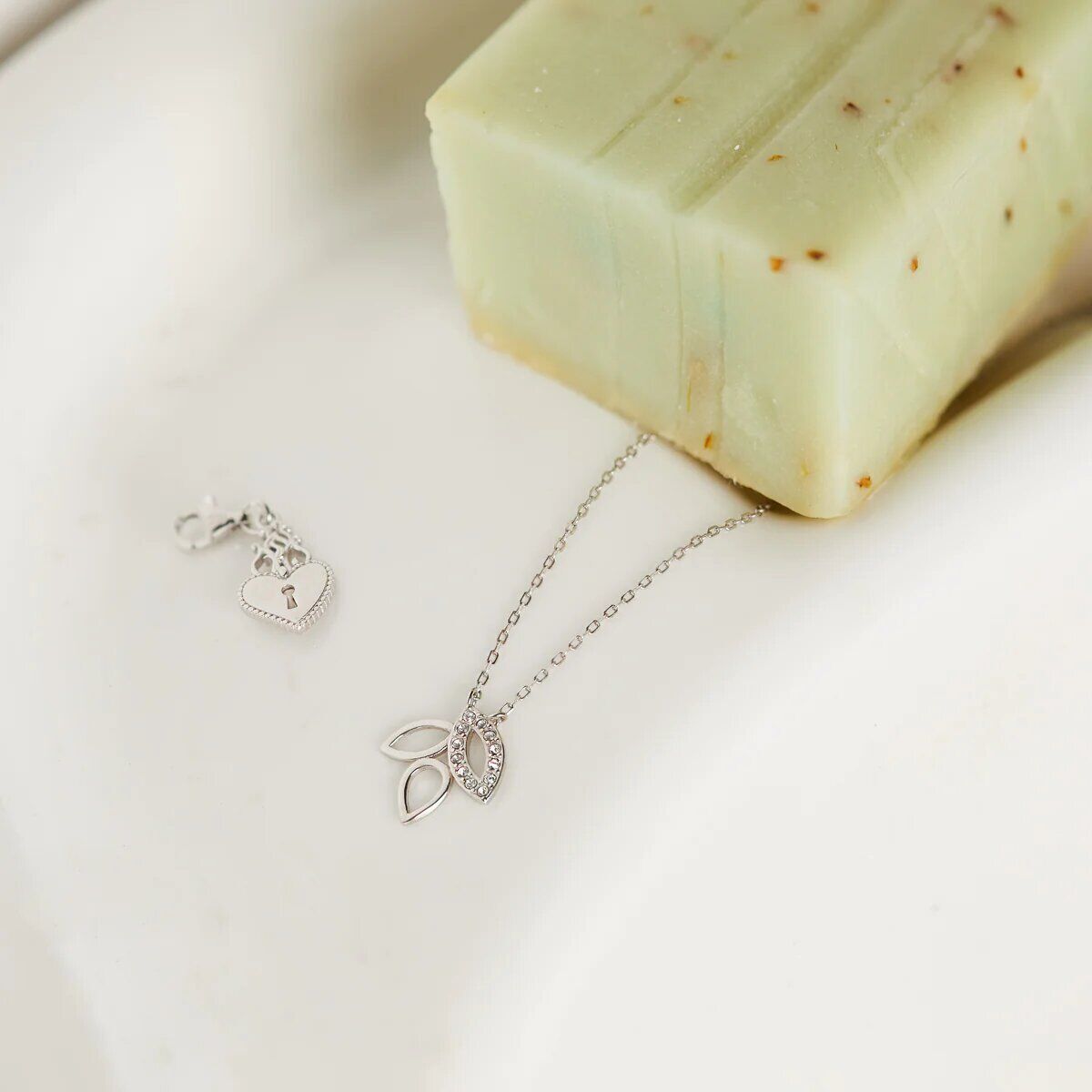 b77b2a1ebbd9d1fac50263fc4e93069732f45c26_Calming_Moment___GP4_2048x Calming Moment (Halskette mit Anhänger) 400g