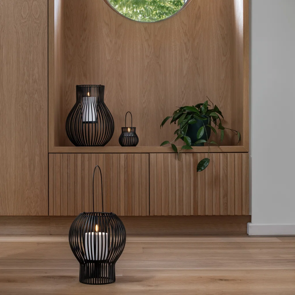 Upside Down Lantern von Piffany, große Outdoor-Laterne, schwarz Holzschrank, Wandregal, Wohnzimmerdeko, Metalllaterne, Kerzenhalter