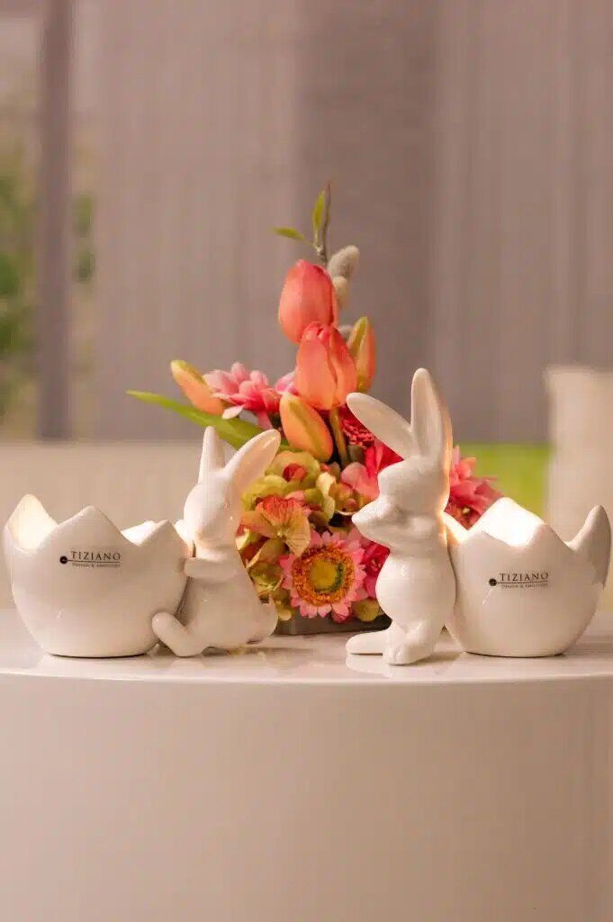 Leona-Teelicht-beide Hase Leona mit Teelicht-Ei sitzend cremeweiß