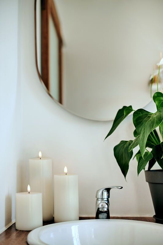 Ivory-Pillars-in-bathroom-small Uyuni LED Stumpenkerze shoulder 7,8x15cm Ivory