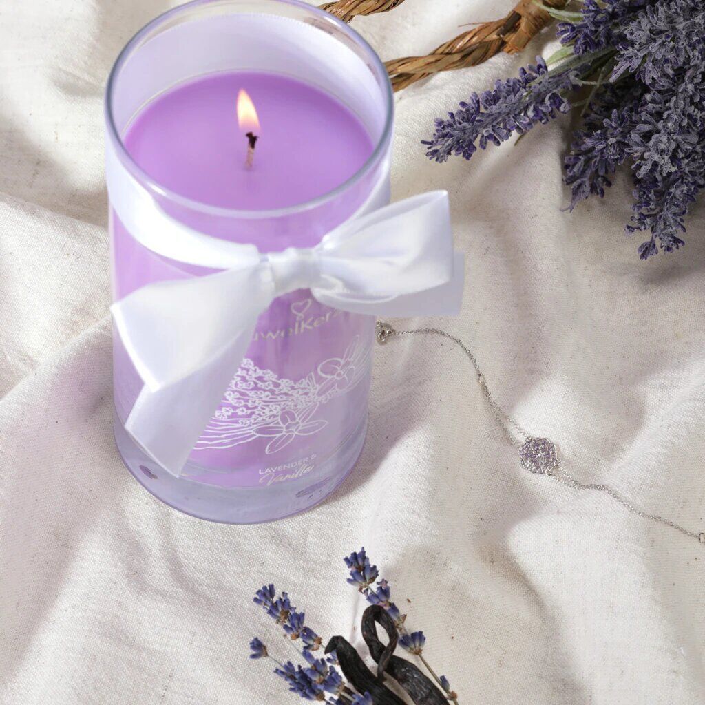 8f6f9c042d5113e035effa8ada2beef3dd05710e_lavender_and_vanilla_jewelcandle_gallery_image_3_DE_1024x10241 Fresh Lavender & Vanilla (Ohrringe) 400g