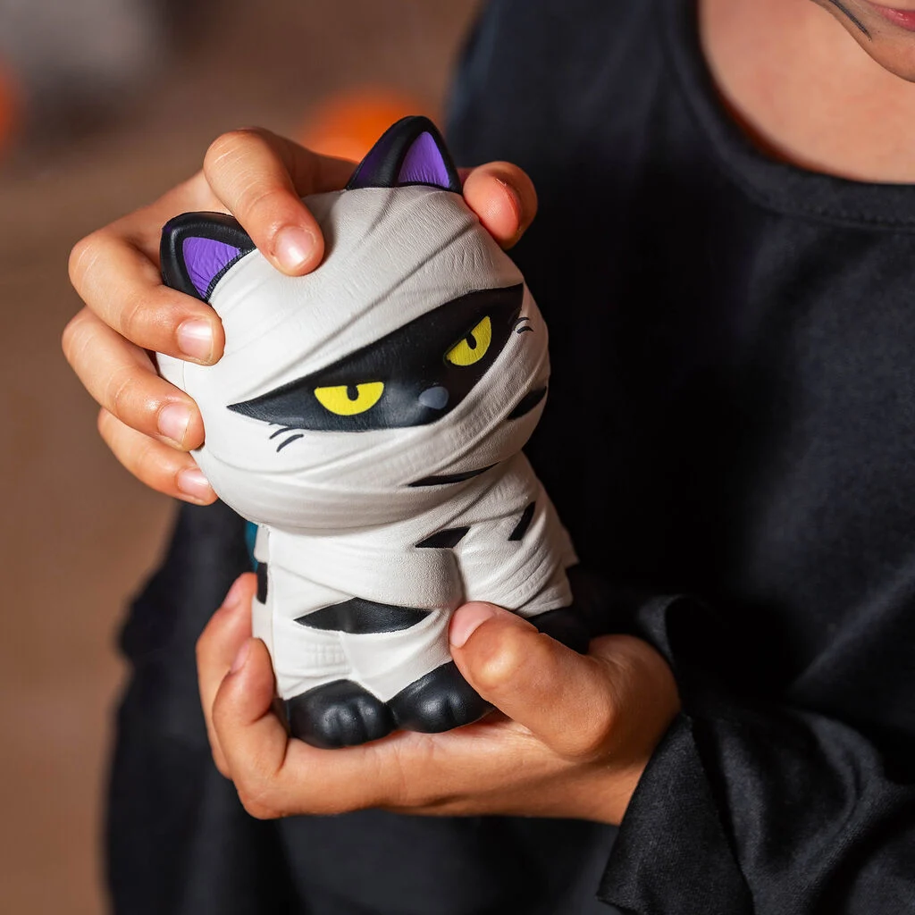 Legami Halloween Anti-Stress-Spielzeug Mummy Cat mit Erdbeerduft Kaugummi, Katzenspielzeug, Schwarzes Katzenmotiv, Gelbe Augen, Weiche Figur