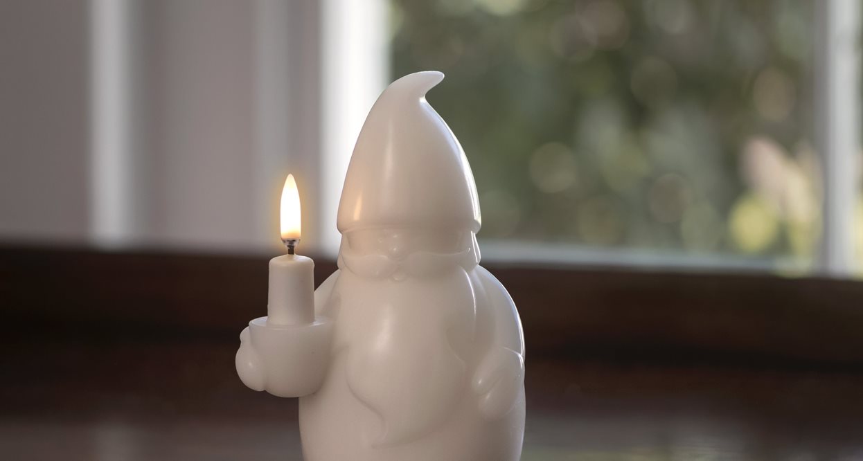 Weihnachtsmann-Figur, Kerzenhalter, weißes Porzellan, Zipfelmütze, Kerzenlicht