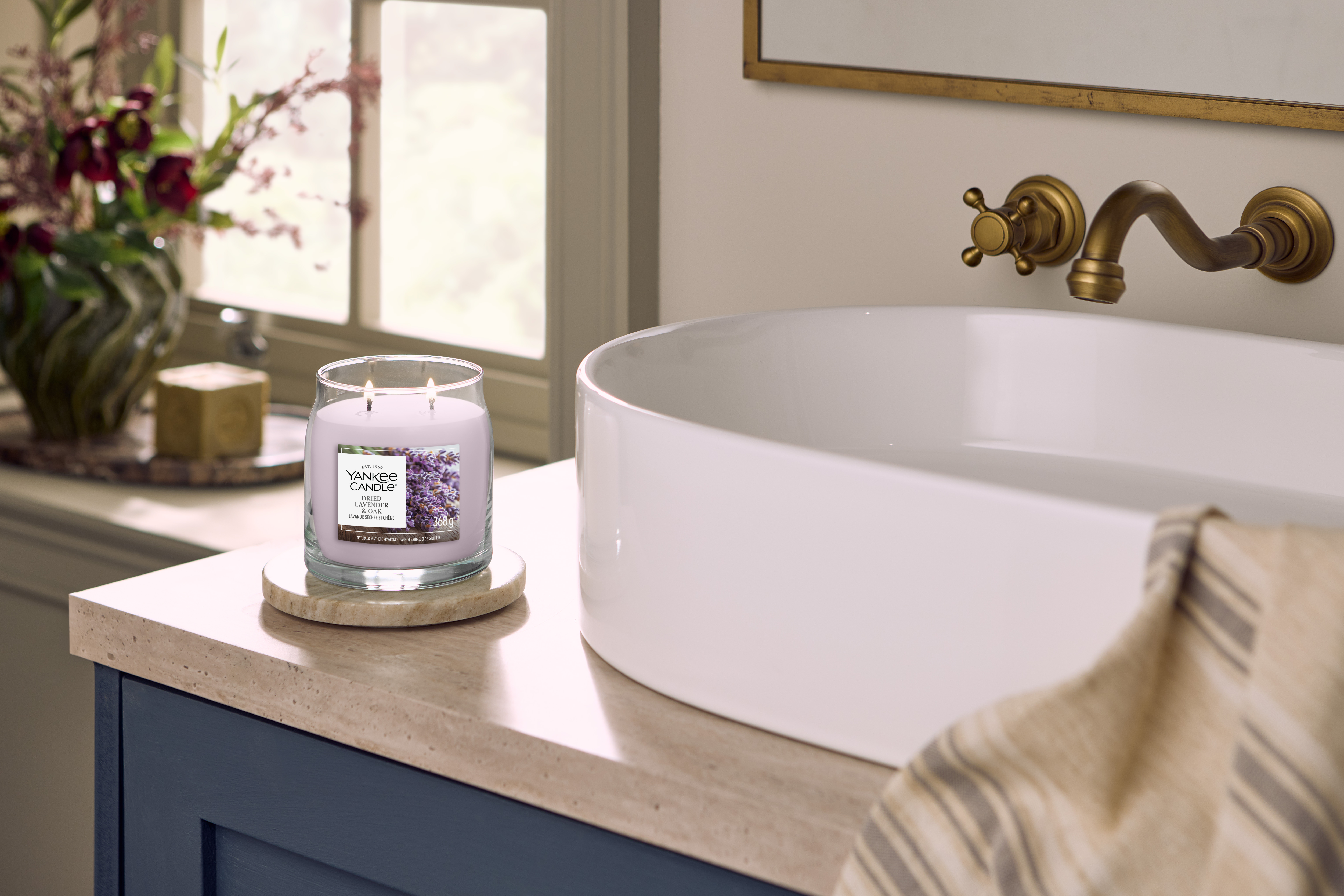 Dried Lavender & Oak Signature Medium Jar 368g 2-Docht