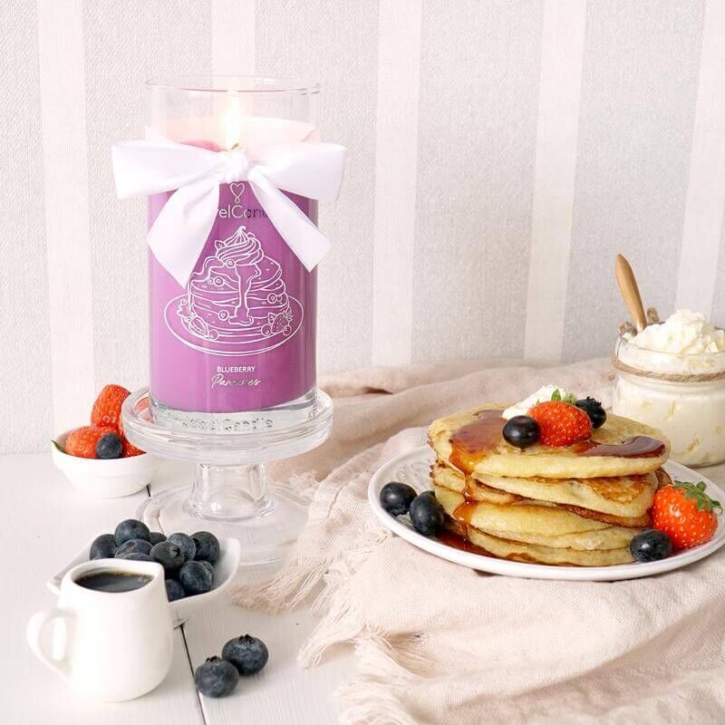 042a28d12e9cdda70105f53d5447c73b0c9905be_blueberry_pancakes_scented_candle_with_jewel_jewelcandle_gallery_picture_3_800x New Blueberry Pancakes (Armband) 400g Swarovski Edition