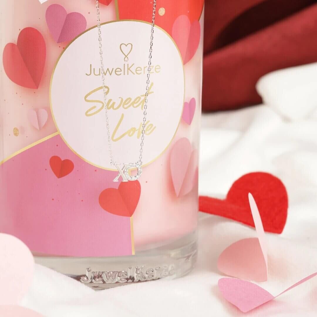 05b7b5c376d7e4c8a660a907fce8b4444513672f_Sweet_Love_scented_candle_with_jewel_jewelcandle_gallery_1_DE_25f94f3c-ae98-4293-aeb2-19cc5b95d31f_1080x Sweet Love (Halskette) 400g