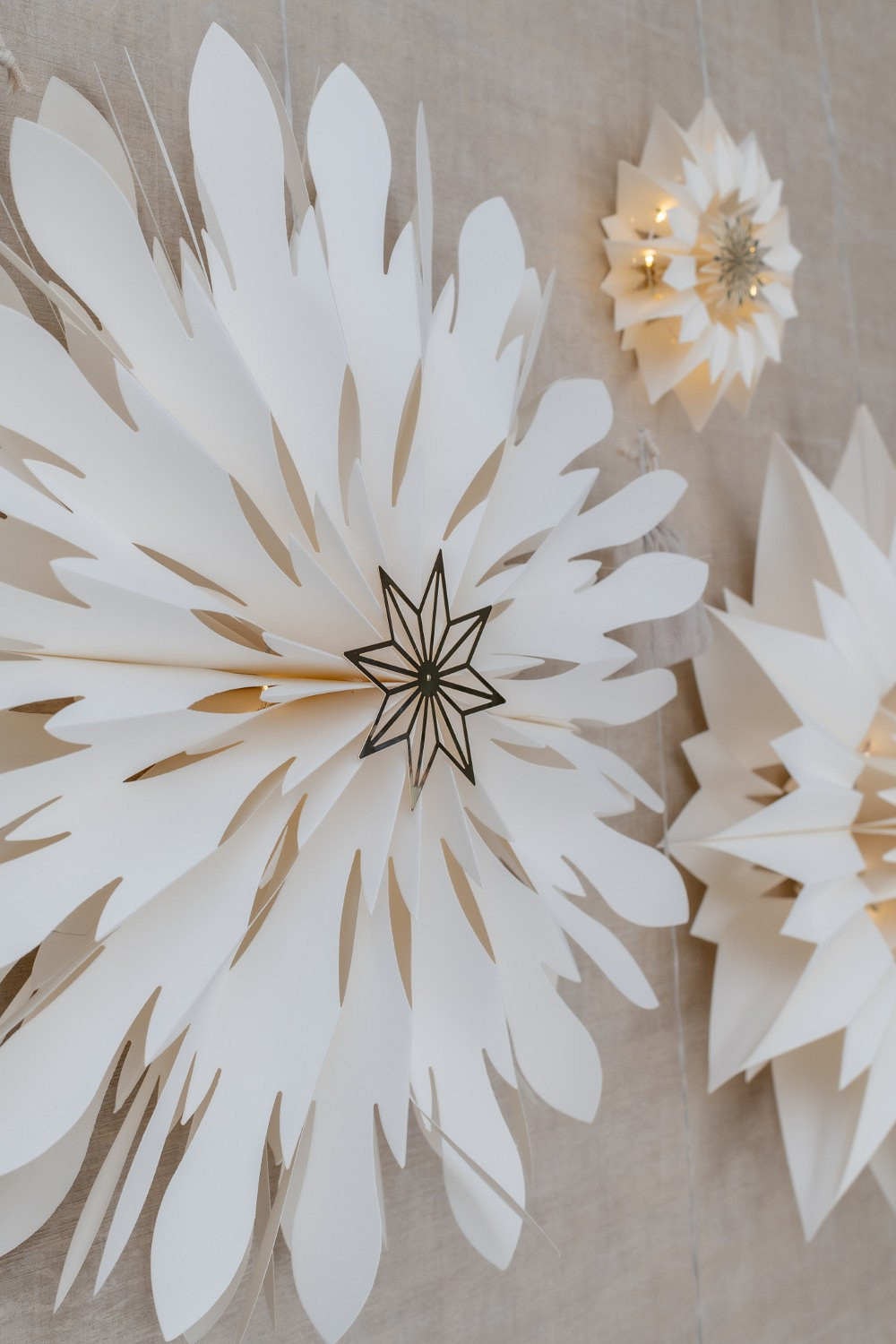 Papier-Stern, Sternmuster, weiße Dekoration, 3D-Papierornament, Aufhängedekoration