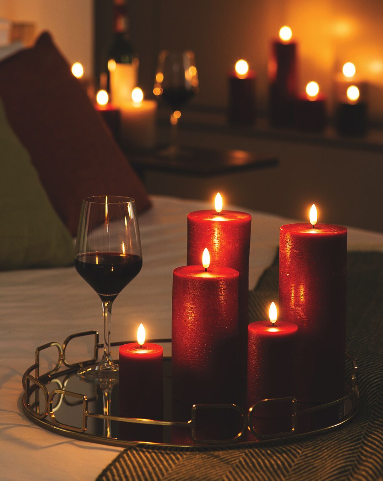 Pillar-Candles-carmine-red-on-bed-with-wine Uyuni LED Stumpenkerze 5x7,5cm Carmine Red