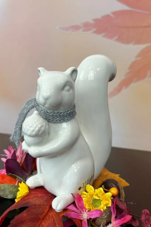 Eichhörnchen Robert mit Eichel 10cm cremeweiß