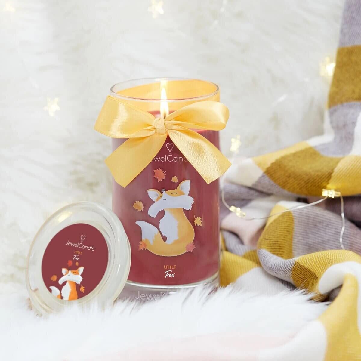 27427c6b05d5f9c908e2b0e86ee37ec456c38d08_little_fox_scented_candle_with_jewel_jewelcandle_gallery_image_5_b1ee5b9e-dd47-4c3f-abd9-490f96b22be1 Little Fox (Armband) 400g