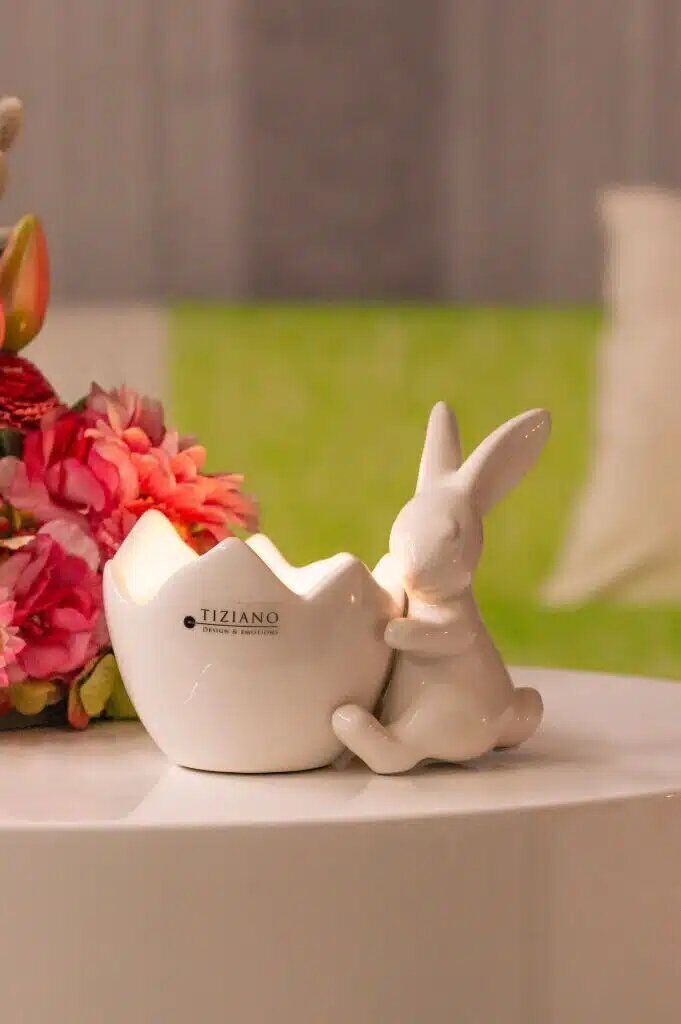 Leona-Teelicht-sitzend Hase Leona mit Teelicht-Ei sitzend cremeweiß