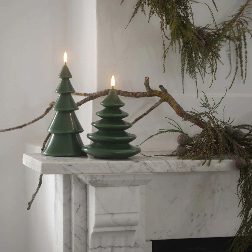 kerzen, grüne weihnachtsbäume, keramik, kaminaufsatz, zweige