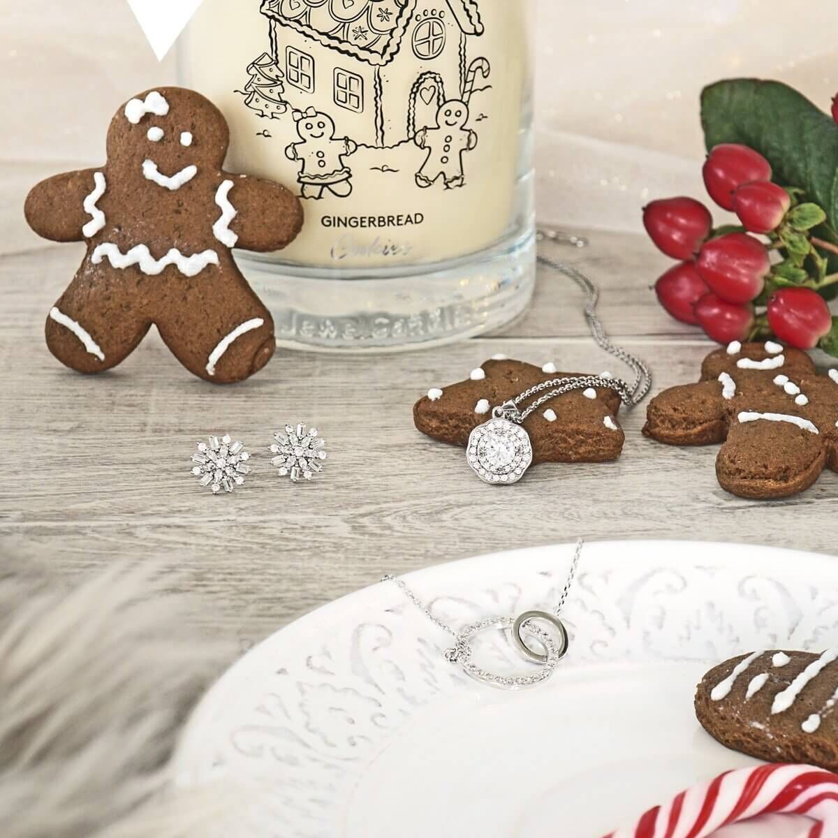 62ee60e89d9f9d25dfde1995e887f9421bb00459_gingerbread_cookies_scented_candle_with_jewel_jewelcandle_gallery_1_9fe541e8-1ec7-4a3f-b397-d564c913c33f_2048x Gingerbread Cookies (Ohrringe) 400g