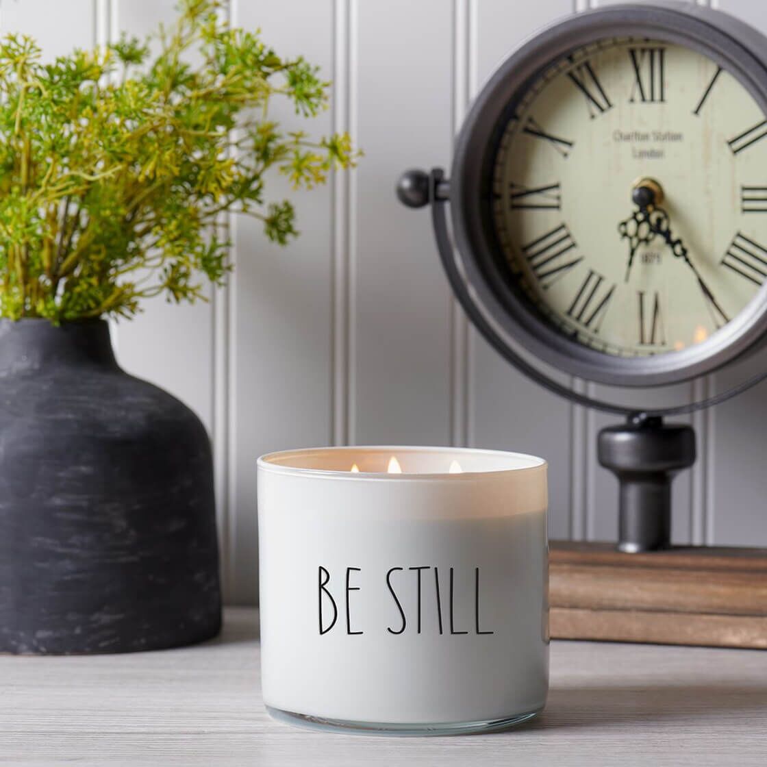 BE STILL Baking A Cake 411g (3-Docht) Farmhouse Collection B-Ware