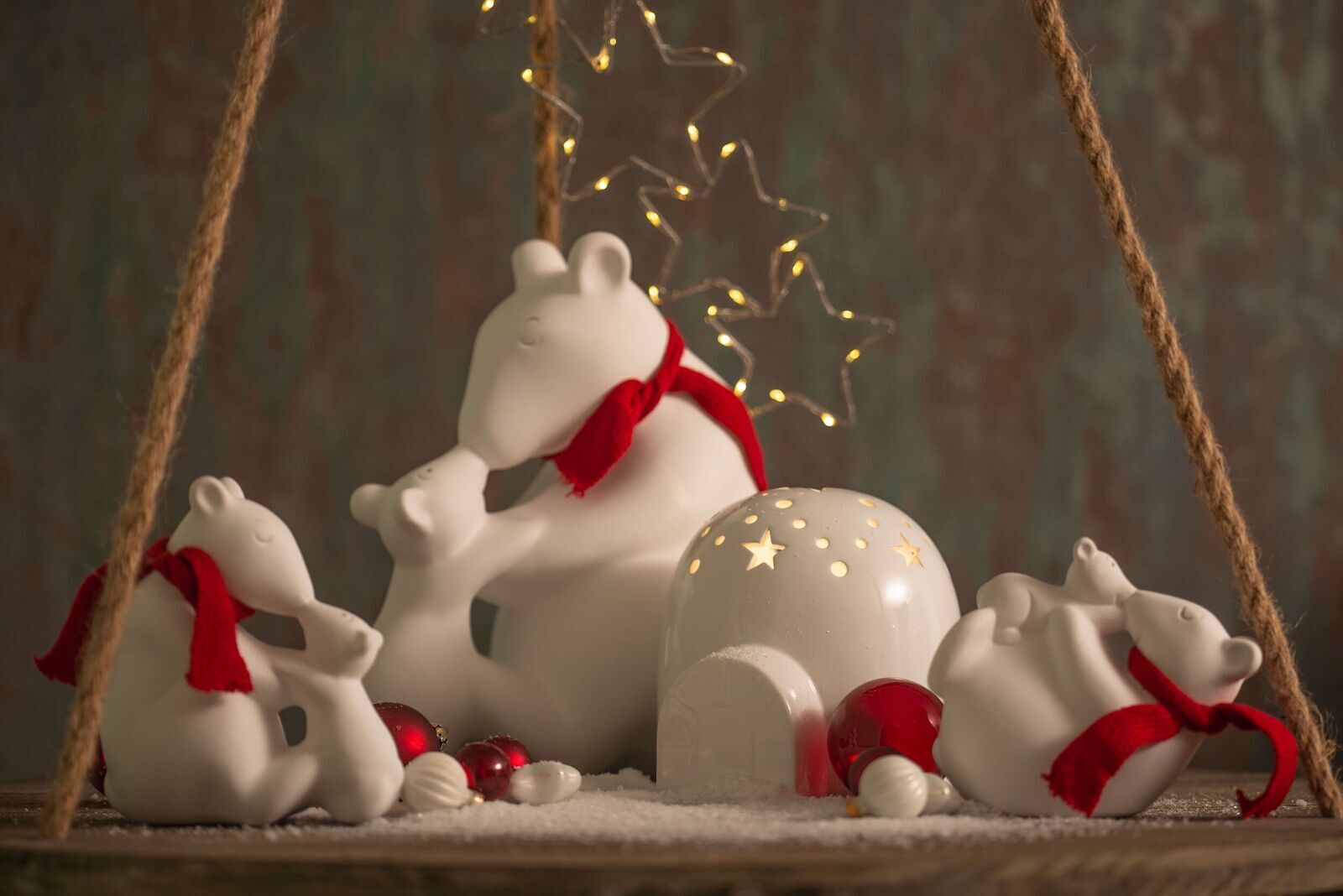 _DSC0651 Eisbär mit Schal liegend 19cm