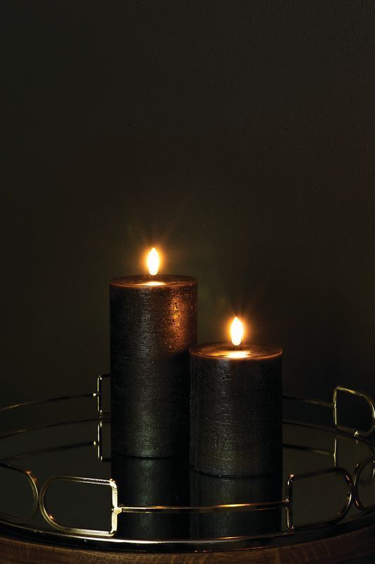 Pillar-Candles-forest-black-dark-room-on-reflective-side-table-small Uyuni LED Stumpenkerze 7,8x10cm Forest Black