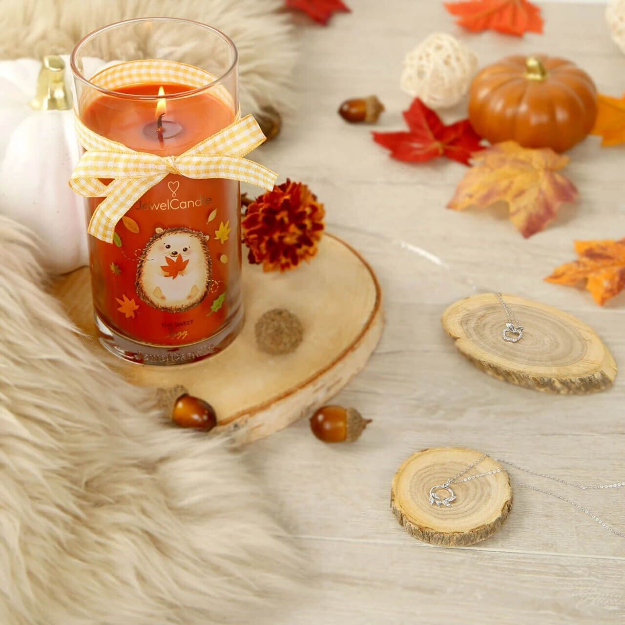 c7c6885c99ffa0dc8e99c3f77841528b44366f08_sweet_iggy_scented_candle_with_jewel_jewelcandle_gallery_picture_3_991656ed-dfb1-40a1-bd4a-feba09d85d49 The Sweet Iggy (Halskette) 400g