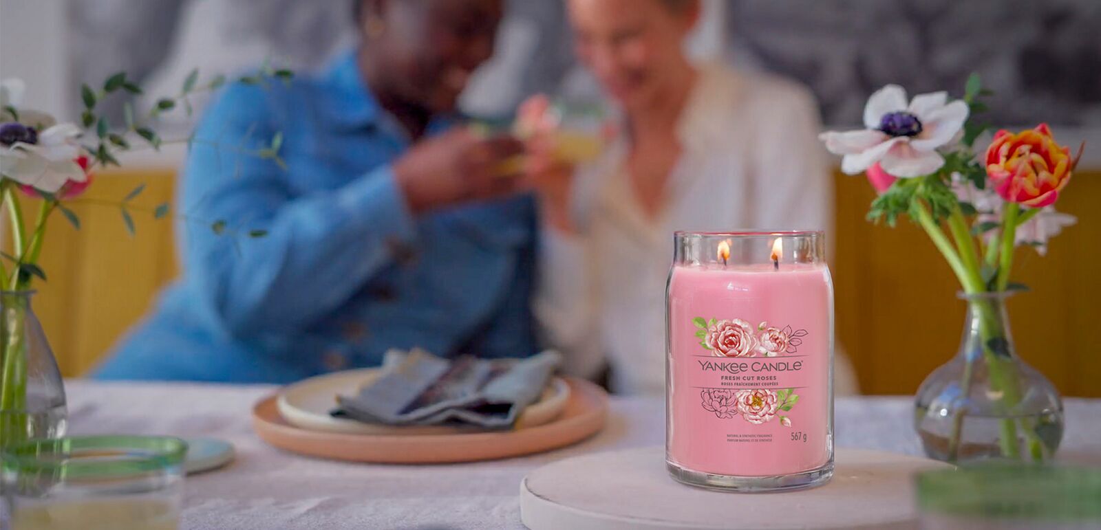 Duftkerzen-im-Glas-kaufen-Candle-Dream Blume, Blumen-Arrangement, Blumenstrauß, Rose, Person