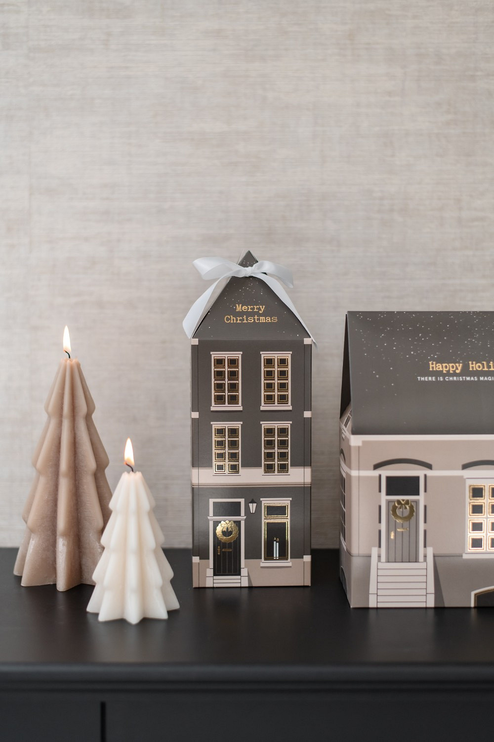 adventskalender, kleines haus, graues haus, braune kerze, weiße kerze