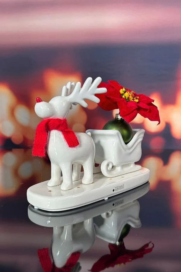 Rentier Rudolph mit Schlitten auf Platte weihnachtliche dekoration, kutschwagen, rennauto, weihnachtsrequisite, figurengarnitur