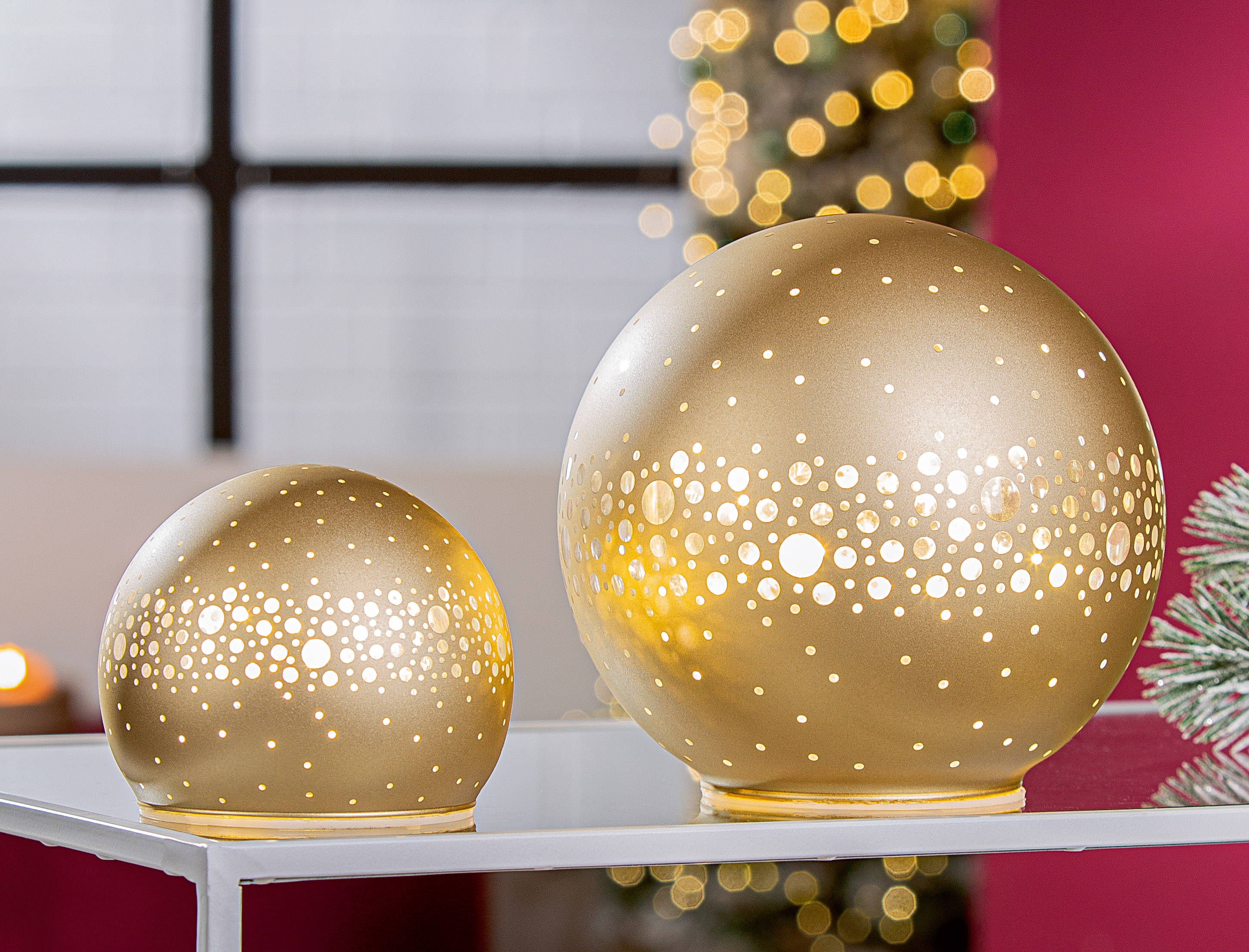 goldene kugeln, dekorationsleuchte, globus-ornamente, weihnachtsdekoration, texturierte kugel