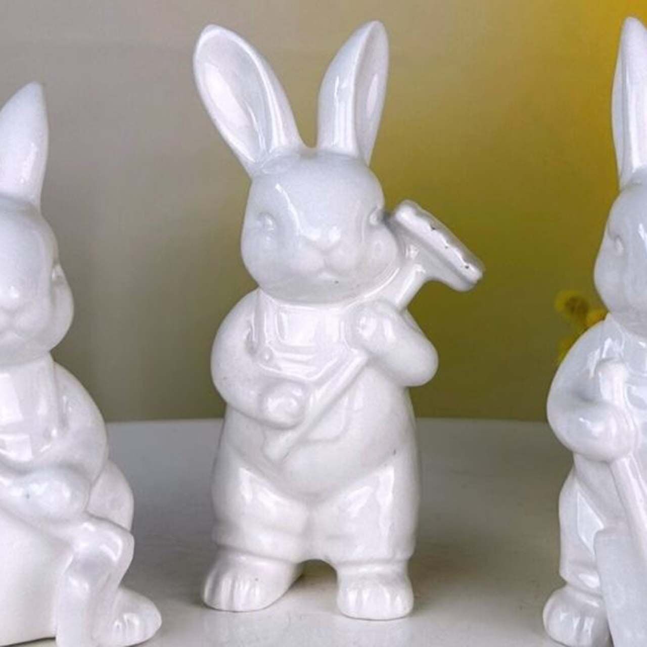 Hase Gino mit Harke 12cm cremeweiß Kunst, Porzellan, Töpferei, Figur, Spielzeug