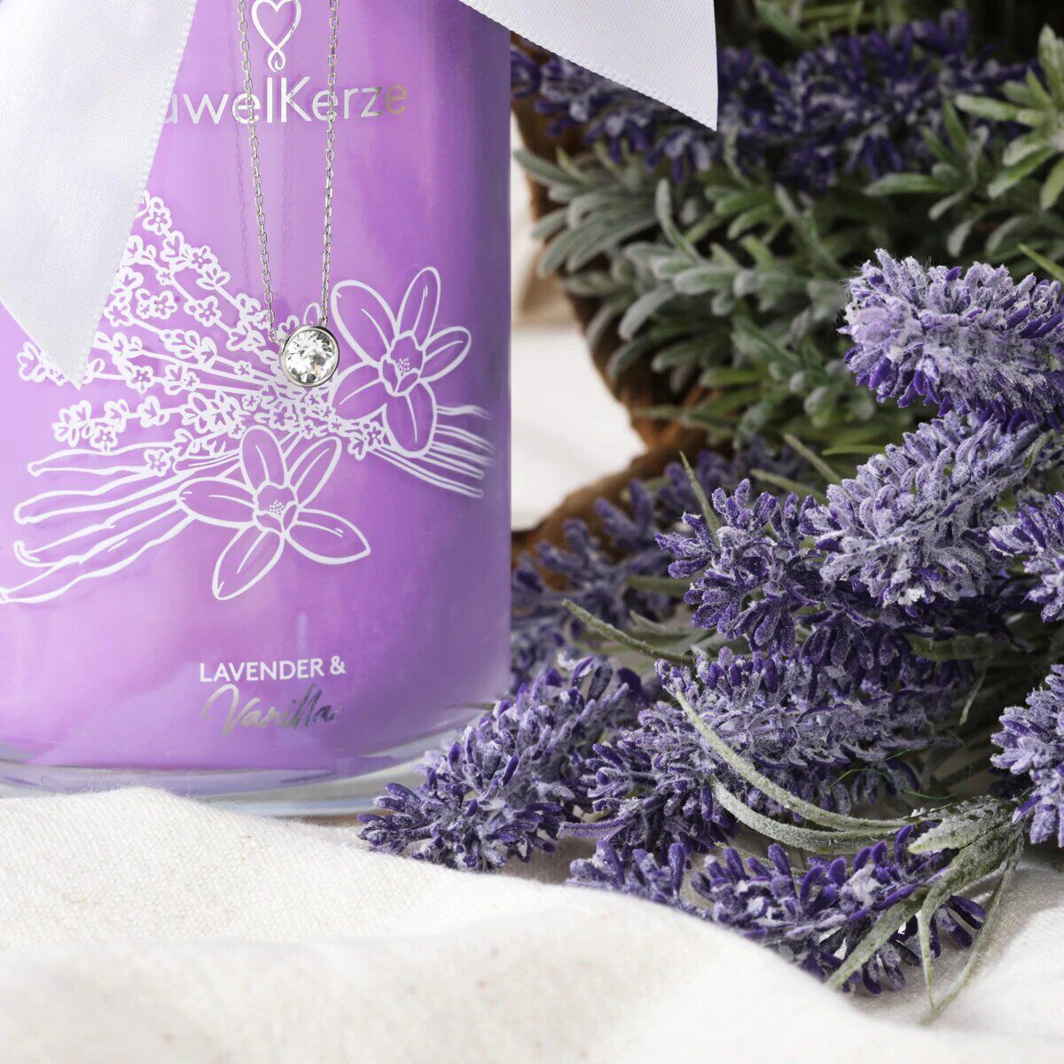 d35dc4b3eb5fa637ae12ed661f276107c68f37be_lavender_and_vanilla_jewelcandle_gallery_image_1_DE1 Fresh Lavender & Vanilla (Ohrringe) 400g