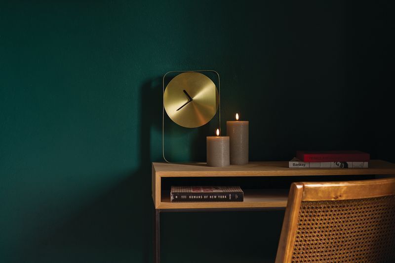 Pillar-Candles-sandstone-on-desk-green-wall-clock-small Uyuni LED Stumpenkerze 7,8x20cm Sandstone