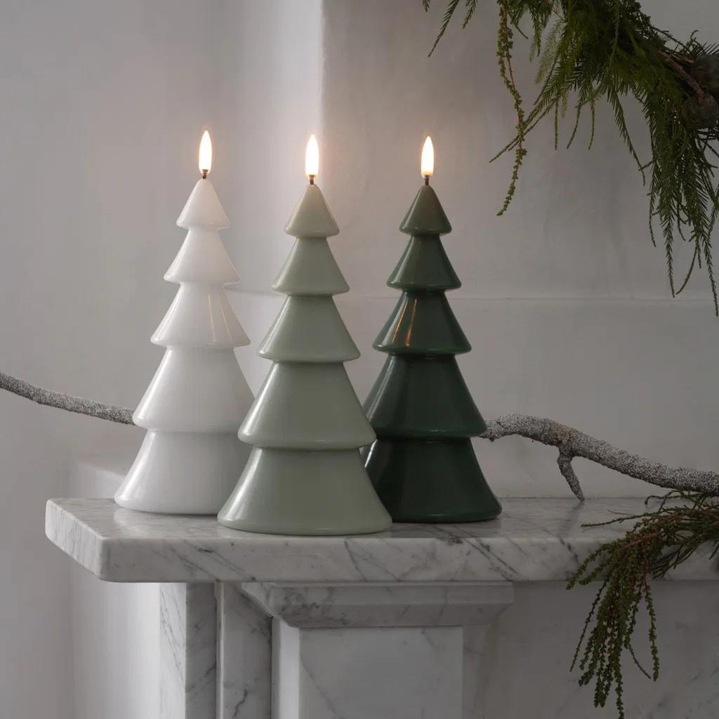 LED Kerze Christmas Tree in Salbeigrün, 10x20cm Kerzen, Weihnachtsdeko, Weihnachtskerzen, Tannenbaum-Design, Grüntöne