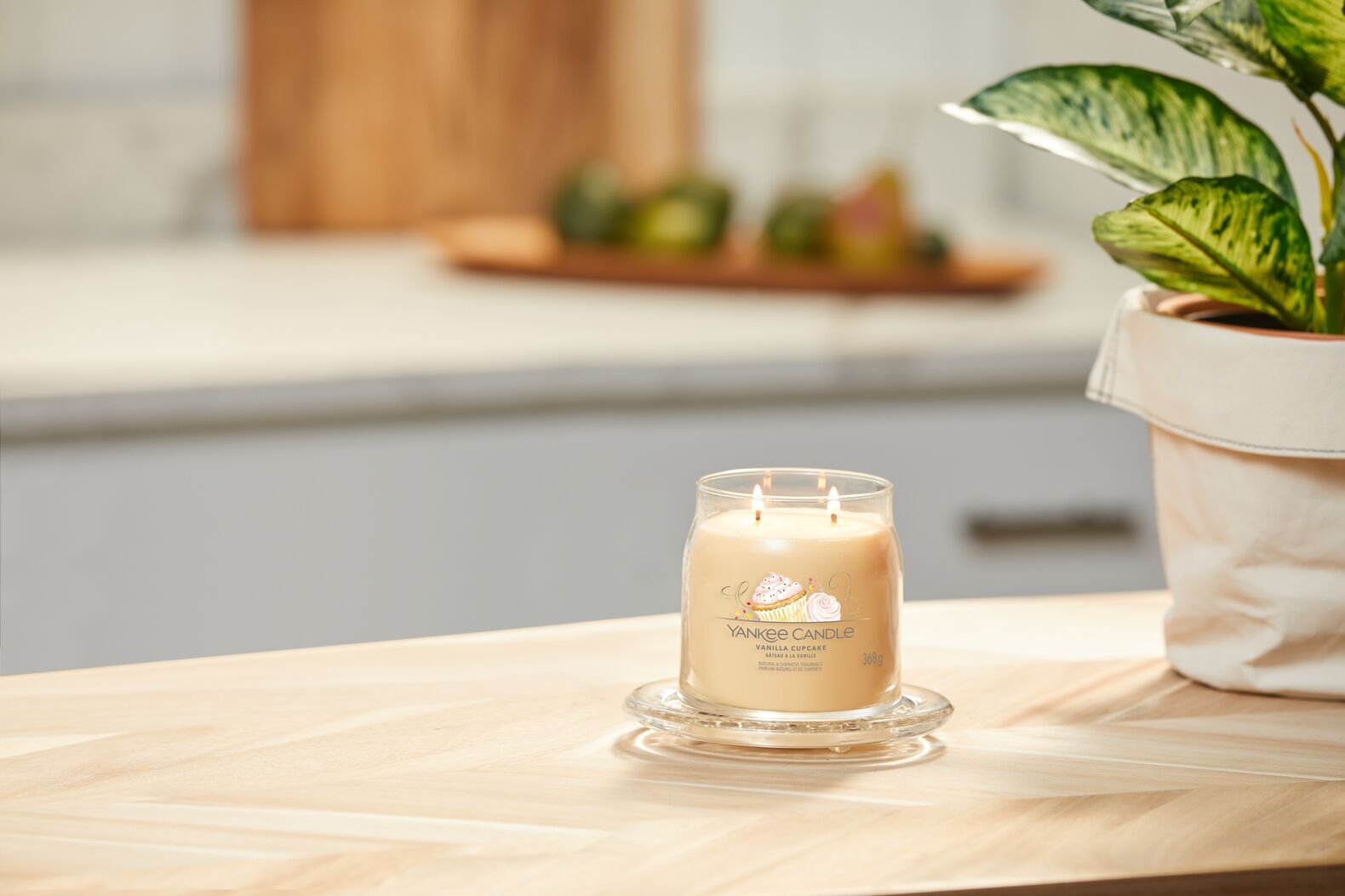 Vanilla_Cupcake_Medium-1-_1 Vanilla Cupcake Signature Medium Jar 368g 2-Docht