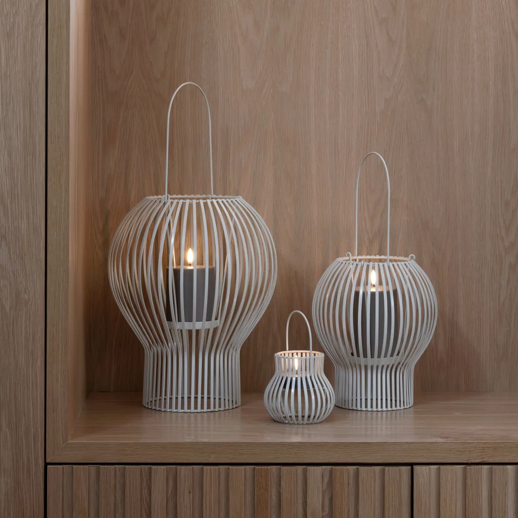 Upside Down Lantern von Piffany, Outdoor, Small, Light Grey Laternen, Metall, Gitter-Design, Hängelampe, Kerzenlicht