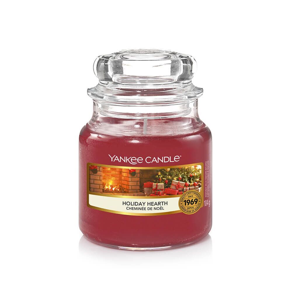 1629423E-Holiday-Hearth_Small-Jar Holiday Hearth (Hero) 104g von Yankee Candle